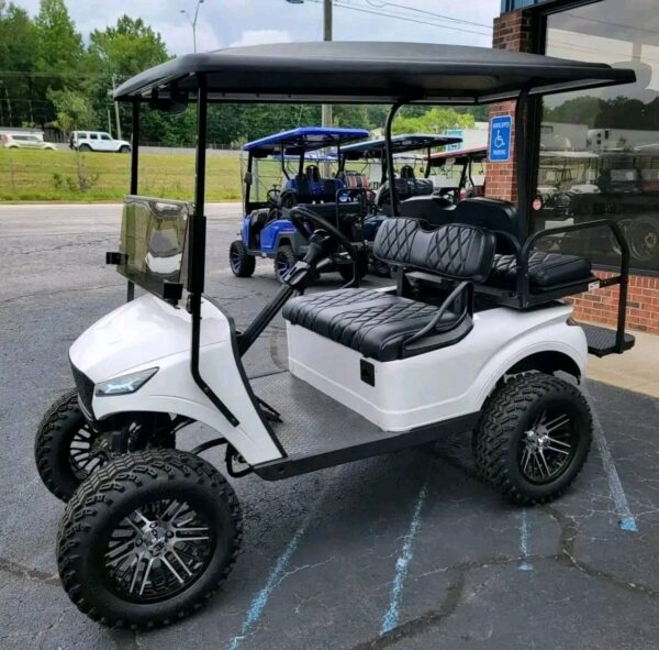 Carrello da golf Navitas Storm 2022 con controller Navitas AC da 600 Amp, motore Navitas da 5 kW, controllo al volo